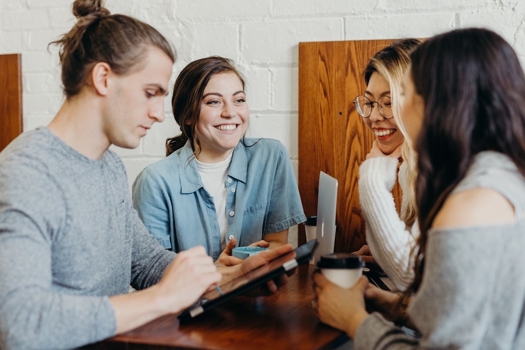 Creadores conversando sobre redes sociales y comunidad